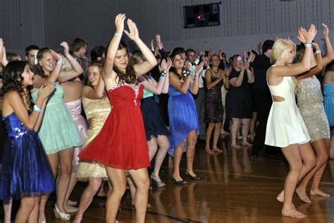 what grade is homecoming dance? How does the timing of homecoming dances affect student engagement and academic performance?